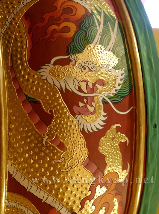 太鼓側面の金の龍