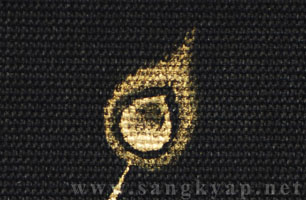 左翼の先の宝珠